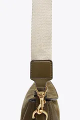 Bolso bandolera ovalado color verde oliva, con solapa de gamuza y asa de cuero ajustable.