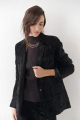 Blazer de terciopelo color chocolate con corte clásico y solapas.