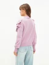 Sweater lila de tejido calado con cuello alto y mangas largas abullonadas con volados.
