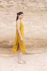 Vestido midi color camel, sin mangas y de corte recto.