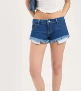 Short de jean azul con terminación desflecada.