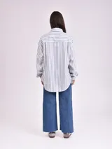 Camisa a rayas verticales color lila y blanco, de corte recto y manga 3/4.