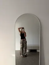 Pantalón de pierna ancha con estampado animal print de leopardo, confeccionado en algodón y viscosa.