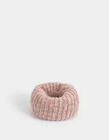 Cuello tejido de chenille color rosa viejo.