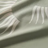 Short de baño color verde con estampado de soles blancos.