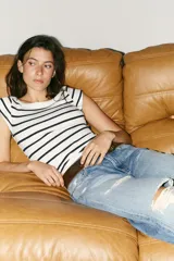 Camiseta rosa de rib con cuello barco y mangas cortas.