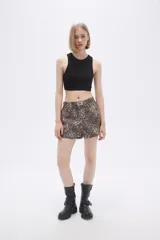 Short marrón con estampado animal print.
