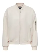 Chaqueta bomber color crema, de corte holgado, con cuello alto, mangas largas con hombros caídos y cierre frontal con cremallera.