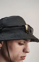 Piluso negro con cordón ajustable.