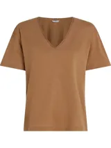 Remera color marrón claro con cuello en V y mangas cortas.