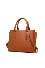 Cartera tipo tote color beige con doble asa de mano y correa larga extraíble.