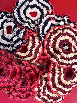 Gomita de pelo tejida al crochet con hilo de algodón a rayas en tonos rosa y violeta, con borde gris.