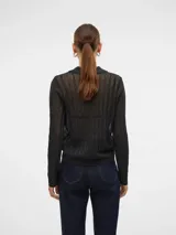 Cárdigan negro de punto con lurex plateado, cuello polo y cierre de botones.