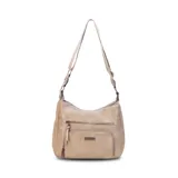 Bandolera color beige con dos bolsillos frontales con cierre, apertura superior con cierre, bolsillos internos con cierre y abiertos, bolsillo trasero con cierre y correa larga regulable a tono.