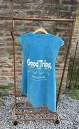 Musculosa sin mangas color negro con efecto gastado (acid wash) y un pequeño estampado frontal de una figura humanoide con sombrero de hongo.