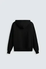 Sudadera con capucha color crudo, de corte relajado, confeccionada en tejido de algodón con interior rizado. Cuenta con cuello con capucha, manga larga, bolsillo frontal tipo canguro y acabados en rib.