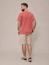 Bermuda de jean color beige, corte recto, con cinco bolsillos y presillas para cinturón.