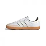 Zapatillas Adidas Samba Og blancas con puntera de gamuza color crema, detalles en negro y suela de goma marrón.