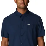 Camisa de manga corta azul marino, con cuello clásico, cierre frontal con botones, dos bolsillos en el pecho con cierre de botón y ventilación en la espalda.