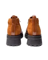 Botines negros de cuero con elástico lateral, detalle charol en el talón y suela track.