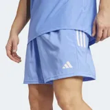 Short de running Adidas Own The Run color celeste con tres tiras blancas en el lateral y logo de la marca en el frente.