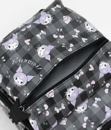 Lunchera con separadores y cierre por cremallera, bolsillo delantero con silk, correa de mano y asa larga ajustable, estampada con Kuromi sobre un fondo a cuadros. Fabricada en poliuretano.