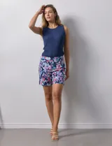 Short de gabardina elastizada con estampado floral en tonos azules, rosas y violetas. Pretina ancha elastizada y bolsillos delanteros.