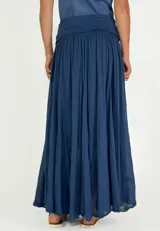 Pollera larga de algodón color gris, con cintura ancha elastizada.