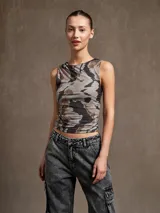 Musculosa verde esmeralda con cuello redondo y frunces laterales.