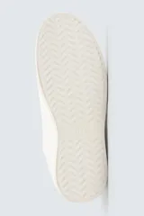 Zapatillas urbanas de cuero color blanco, con cordones y suela de goma con plataforma.