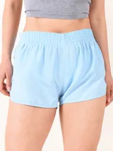 Short deportivo celeste con cintura elástica.
