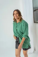 Camisa verde esmeralda de corte oversize con cuello clásico, mangas 3/4 y cierre frontal con botones.
