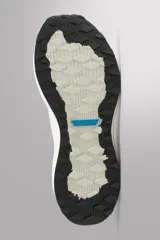 Zapatilla deportiva color crudo para uso diario y carreras ligeras. Parte superior de tejido de punto transpirable con puntera y talón recubiertos de material Shield Protect Max. Ajuste con cordones, tirador trasero y plantilla OrthoLite® extraíble. Entresuela con tecnología Spume Foam V3 y suela de goma.