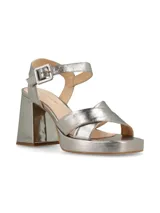 Sandalias de cuero color canela con plataforma y tacón ancho. Tiras cruzadas en el empeine y pulsera ajustable con hebilla en el tobillo.