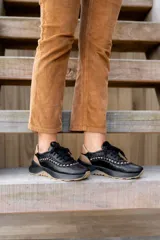 Zapatillas deportivas urbanas de cuero vacuno color blanco con detalles en cuero color beige y trenzado artesanal.