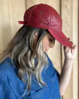 Gorra tipo visera de cuero color celeste, talle único ajustable.