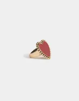 Anillo dorado con forma de corazón esmaltado en color rojo.