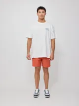 Remera celeste de algodón con estampado del logo de la marca Rusty en el frente y la espalda.