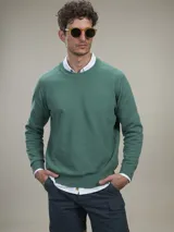 Sweater verde de algodón con cuello redondo.