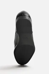 Zapato de vestir marrón tipo derby, con parte superior lisa, horma en punta y suela con ligero tacón.