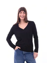 Remera básica negra de manga larga con escote en V.