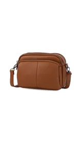 Bandolera negra de cuero sintético con doble bolsillo principal, un bolsillo frontal y trasero. Incluye correa ajustable.