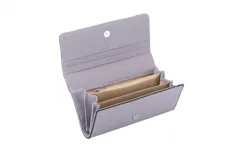 Monedero tipo sobre color beige charolado con logo Terrano en placa metálica plateada. Tiene cierre con broche imán, gran capacidad interior y bolsillo con cierre.