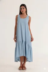 Vestido celeste jean de lino rústico, corte recto y largo midi con volado en el ruedo.