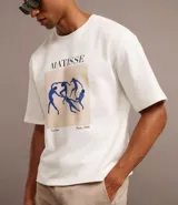 Remera de algodón color crudo, corte boxy, con cuello redondo y mangas cortas. Estampa frontal con la pintura La Danse de Henri Matisse y lettering.
