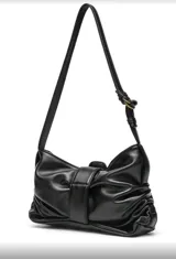 Bolso de hombro marrón de cuero sintético con frunces y hebilla dorada.