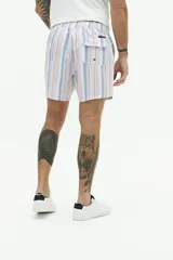 Short de baño estampado con efecto lavado, cintura fija con botón, dos bolsillos laterales y uno trasero. Tela ligera de rápido secado con logo bordado.