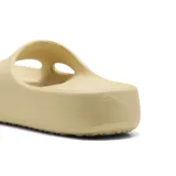 Sandalias tipo slide color beige con plataforma.