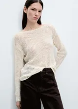 Sweater de punto calado color crudo, con escote barco y mangas largas.