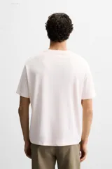 Camiseta marrón de punto de algodón, corte recto, cuello redondo y manga corta con terminaciones en rib.